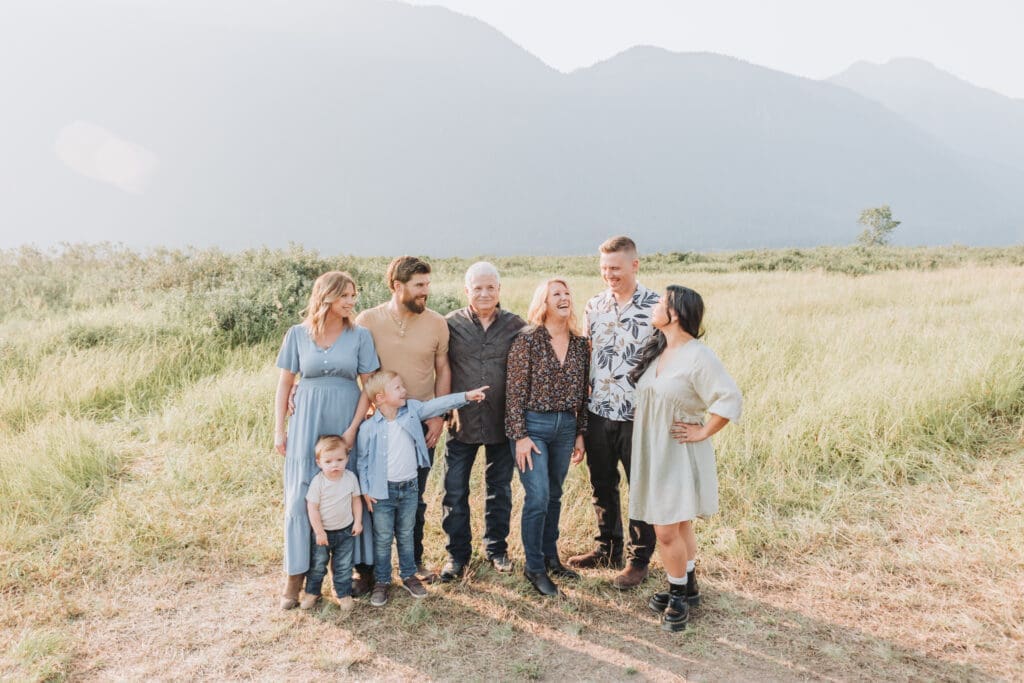 Family photos with mountains in Pitt Meadows