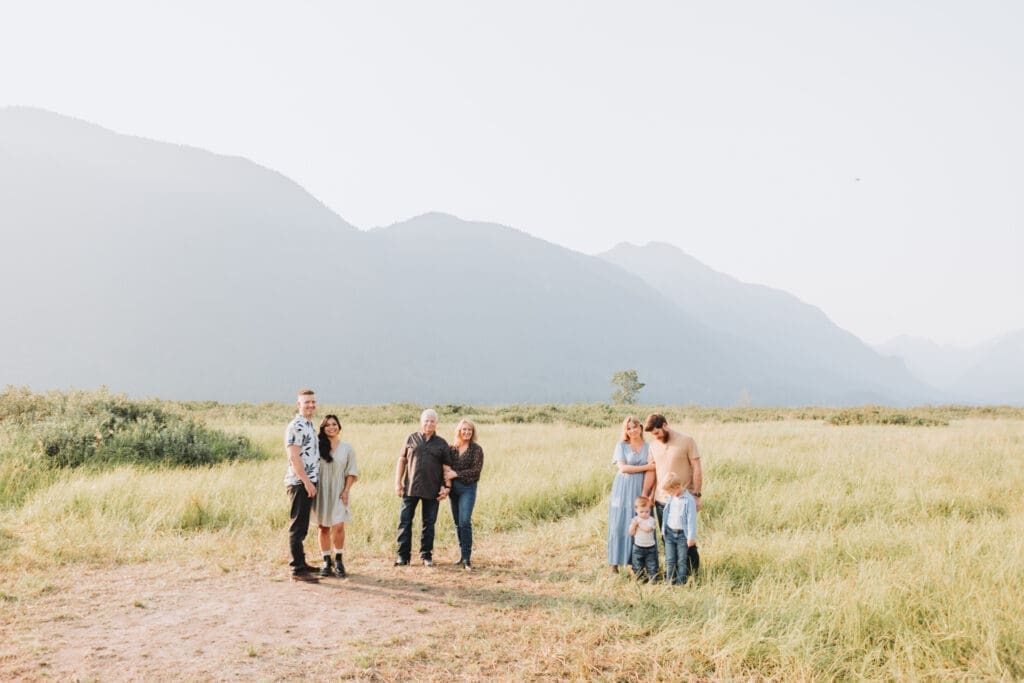 Family photos with mountains in Pitt Meadows