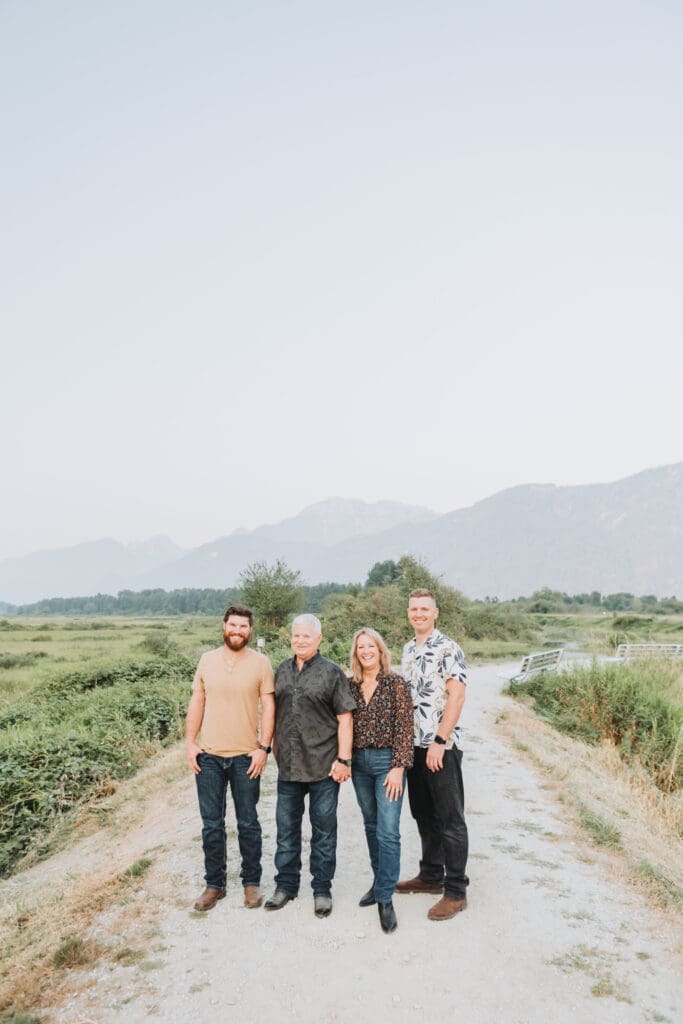 Family photos with mountains in Pitt Meadows