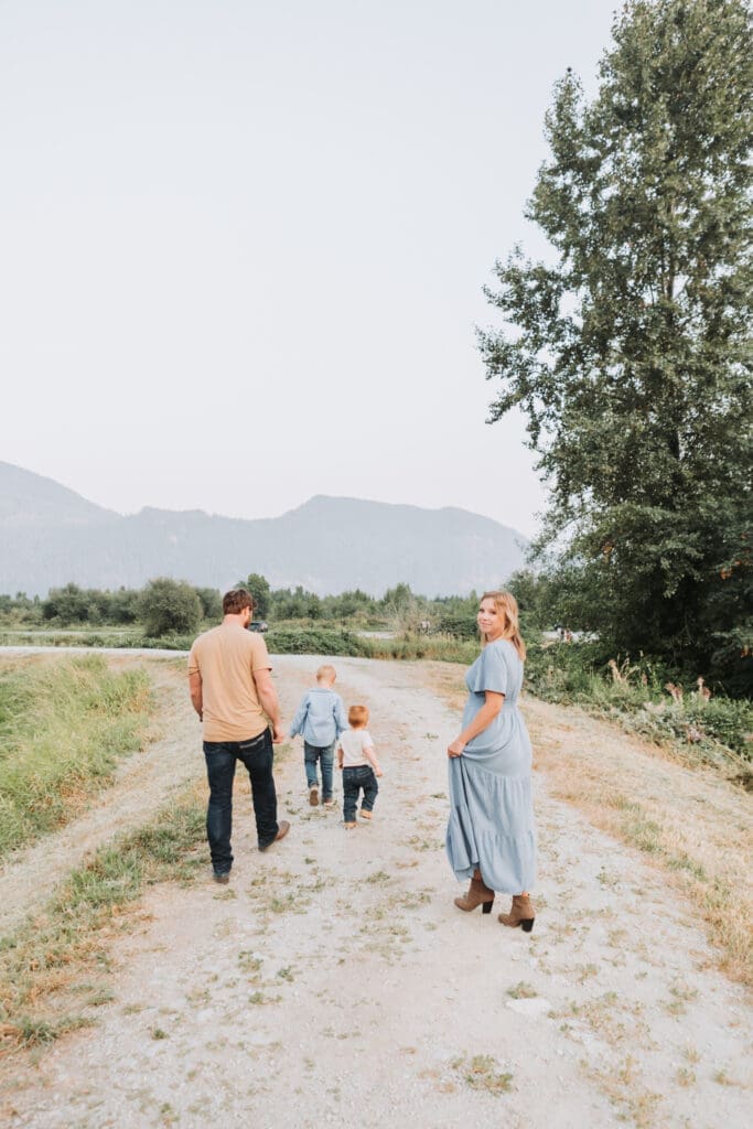 Family photos with mountains in Pitt Meadows