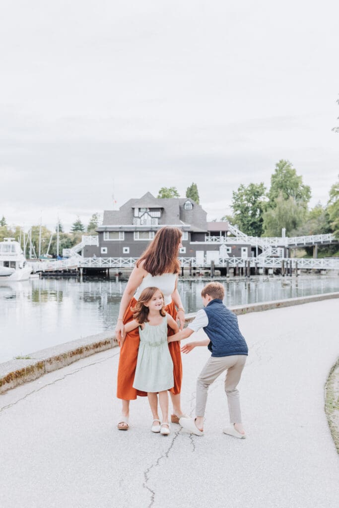 Light and airy family photos in Stanley Park, Vancouver